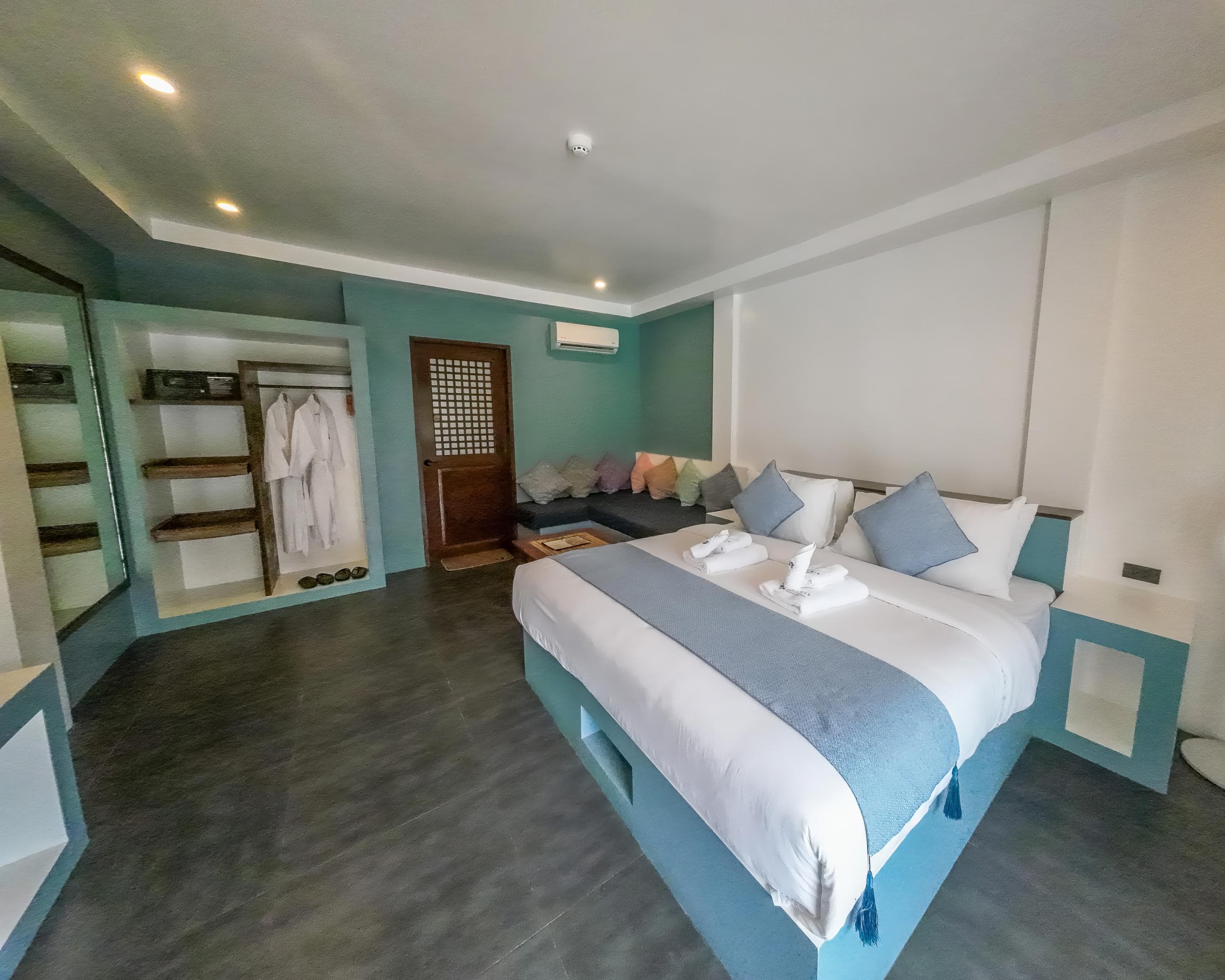 Deluxe triple bedroom with large bed