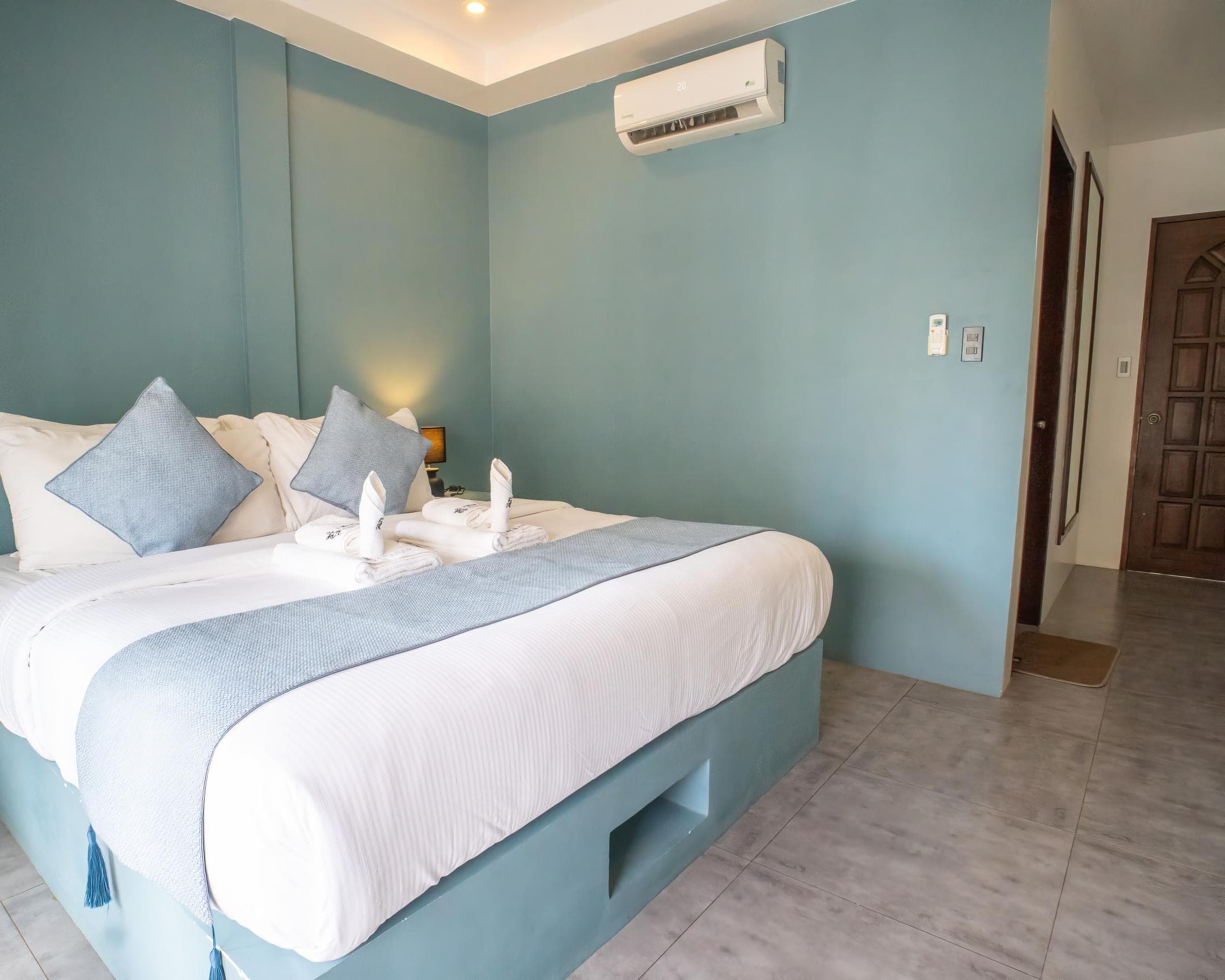 Standard double bedroom with bed